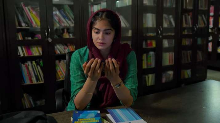'द केरल स्टोरी' की टीम ने लव जिहाद पीड़िताओं के लिए डोनेट किए ₹51 लाख, देखें वीडियो