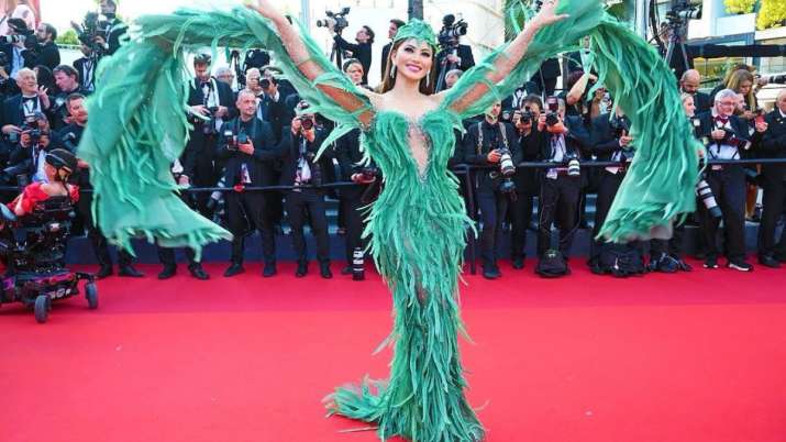 Urvashi Rautela ऐसी ड्रेस पहनकर पहुंची कान्स फिल्म फेस्टिवल, जमकर हो रही ट्रोल लोग बोले- तोता आया