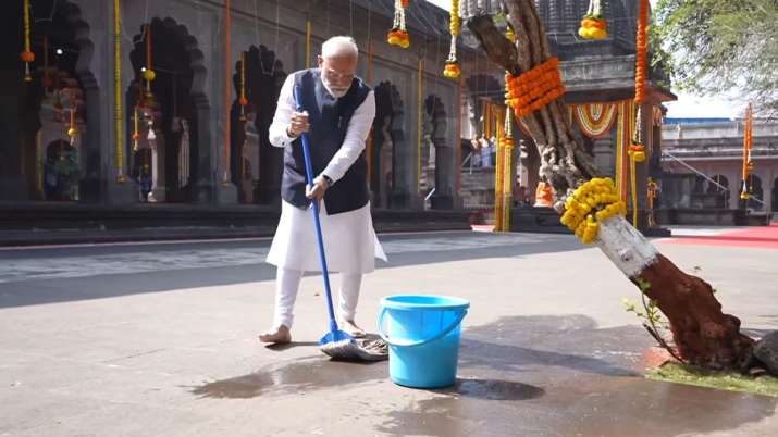 Video: पीएम मोदी ने कालाराम मंदिर में लगाया पोछा, लोगों से भी की सभी मंदिरों में सफाई की अपील