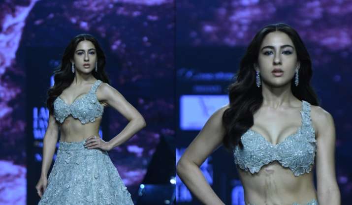 Sara Ali Khan की हिम्मत देख दंग हुए फैंस, जले हुए पेट के बाद भी किया रैंप वॉक