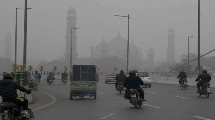 अब चलेगी AVPGanga की ज़ुबानी! दमघोंटू हवा से धमाल, इस देश में स्कूलों का बंद हुआ फैसला।