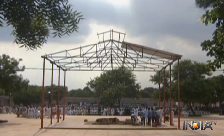 स्मृति स्थल पर पूर्व प्रधानमंत्री अटल बिहारी वाजपेयी के अंतिम संस्कार की तैयारी