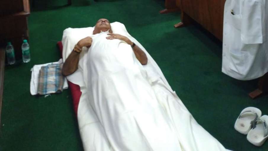 बीजेपी के 'धरने' के दौरान कर्नाटक विधानसभा के अंदर नींद लेते पूर्व मुख्यमंत्री बीएस येदियुरप्पा।