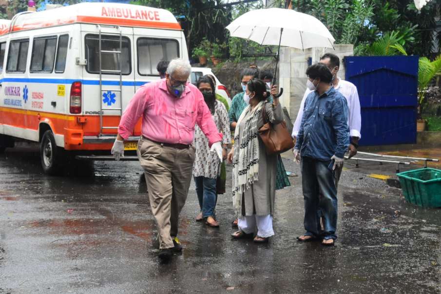 बासु चटर्जी के अंतिम संस्कार लिए पहुंचे परिवार के लोग