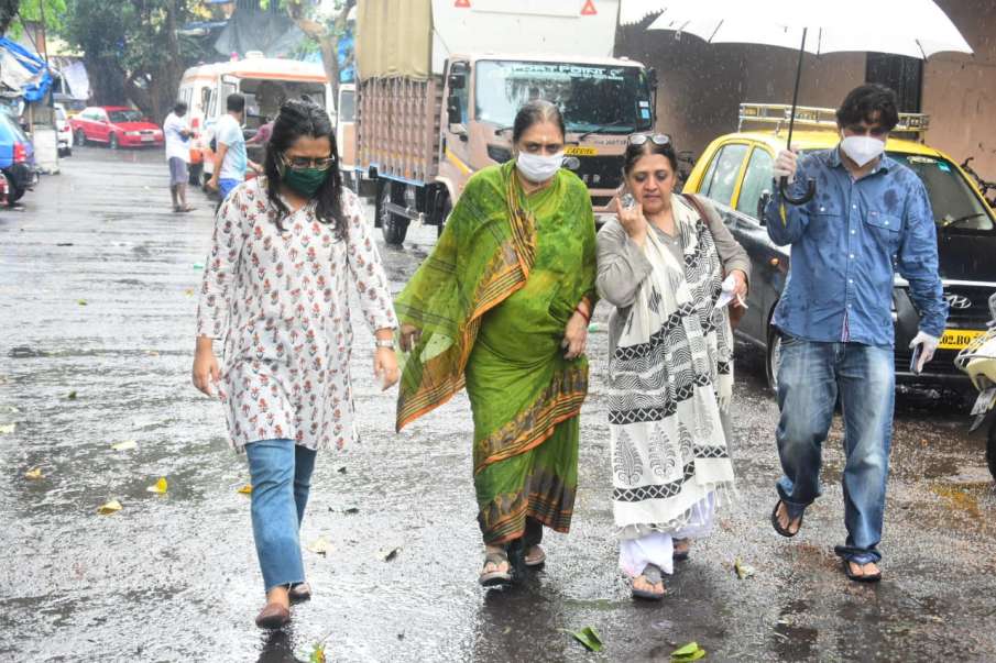 बासु चटर्जी के अंतिम संस्कार लिए पहुंचे परिवार के लोग