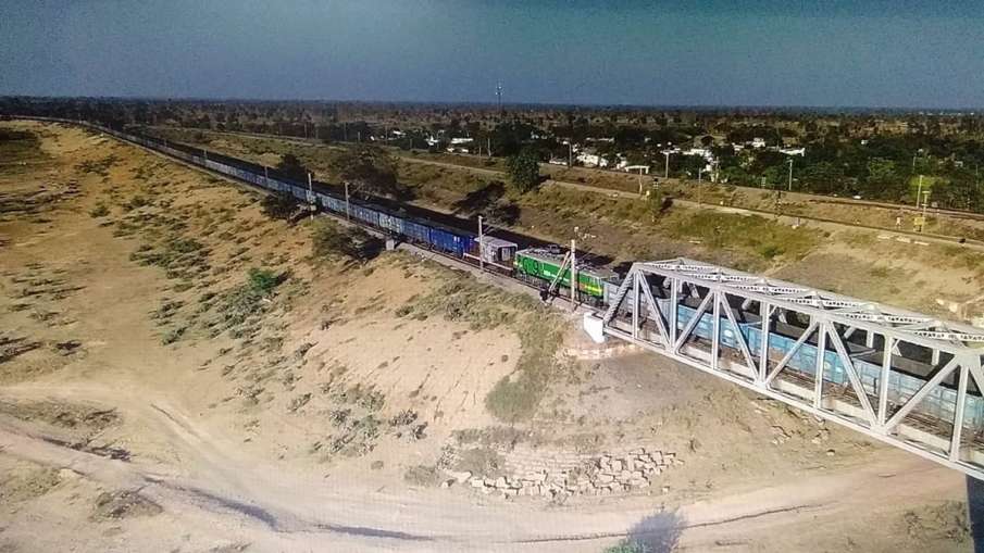 भारतीय रेलवे ने हासिल किया नया कीर्तिमान, चला दी 295 डब्बे और 5 इंजल वाली सबसे लंबी ट्रेन
