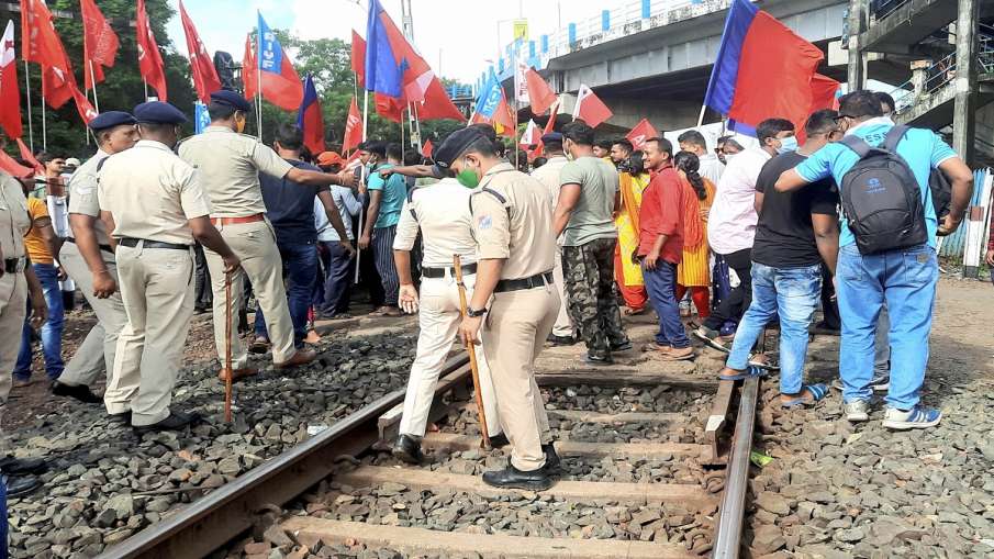 वाम मोर्चा समर्थकों ने IIT खड़गपुर-हिजरी रेलवे लाइ