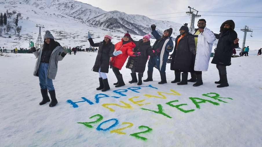 पर्यटकों ने बर्फ पर लिखा Happy New Year 2022