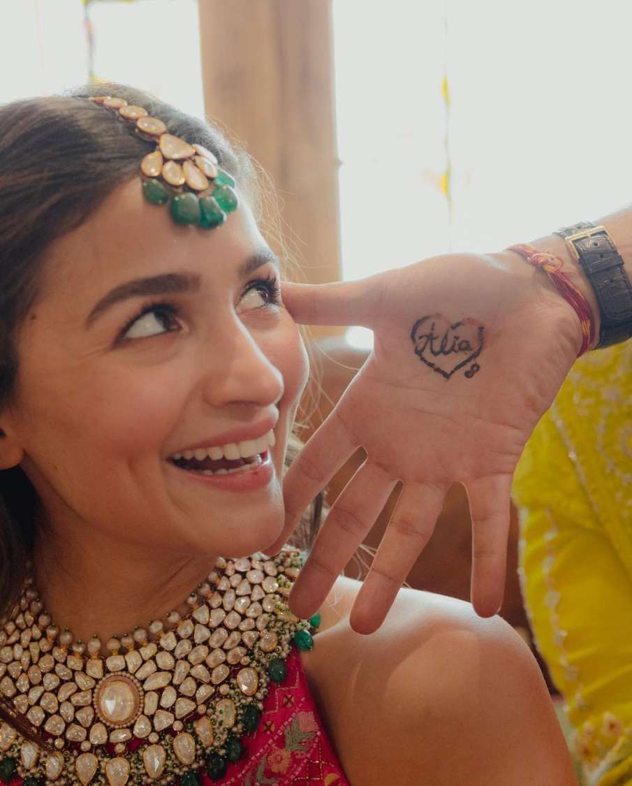 alia ranbir mehendi pic