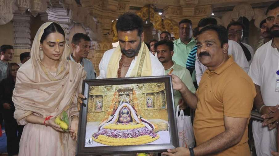 अक्षय कुमार आणि मानुषी छिल्लर सोमनाथ मंदिरात पोहोचले