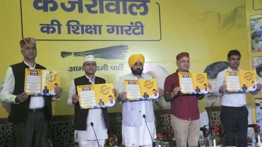 CM Bhagwant Mann with Delhi Deputy CM Manish Sisodia and others during an AAP event ahead of Hima