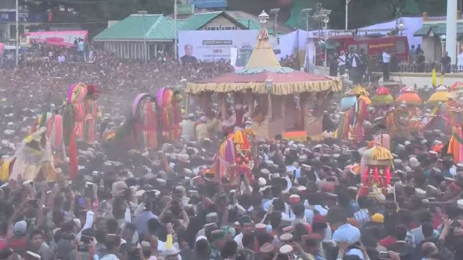 प्रोटोकॉल तोड़कर रघुनाथ जी के दर्शन के लिए पहुंचे PM मोदी, तस्वीरों में ...