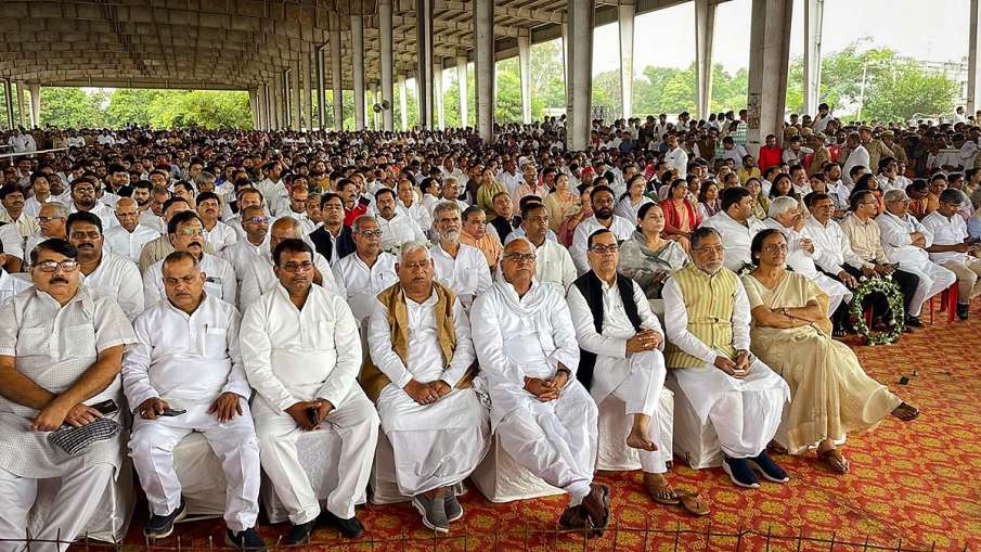 People gather to pay tribute to the mortal remains of Mulayam Singh 