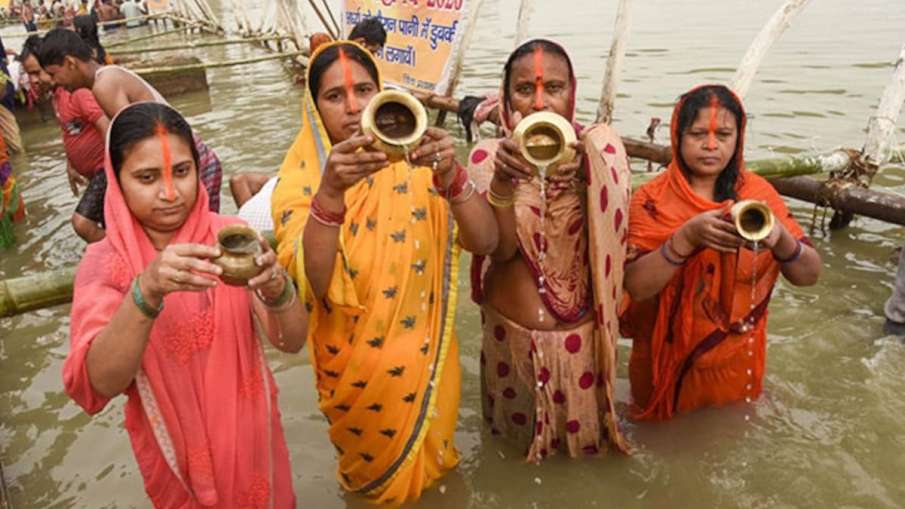 छठ पूजा करती महिलाएं 