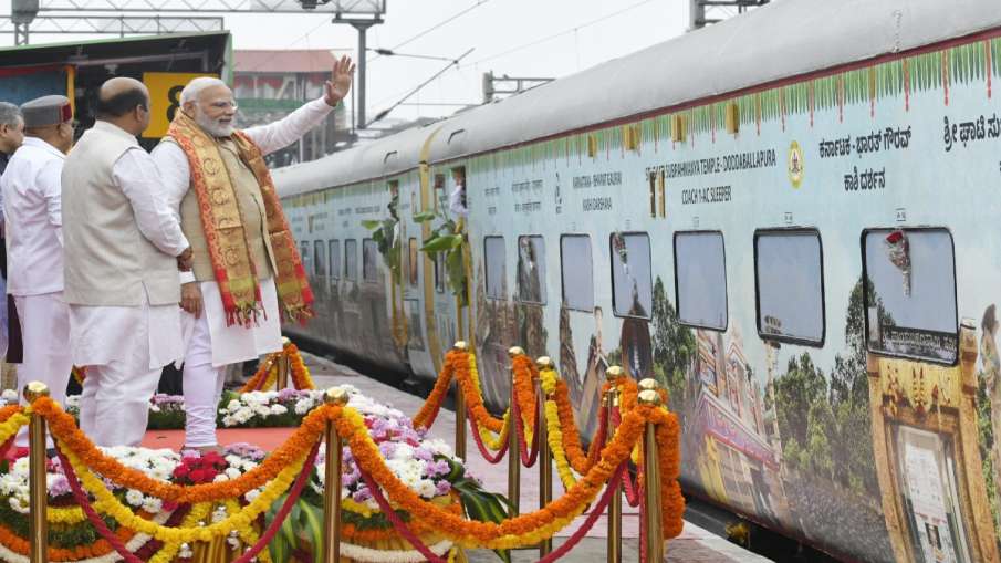 पीएम मोदी ने भारत गौरव काशी यात्रा ट्रेन को भी हरी झंडी दिखाई।