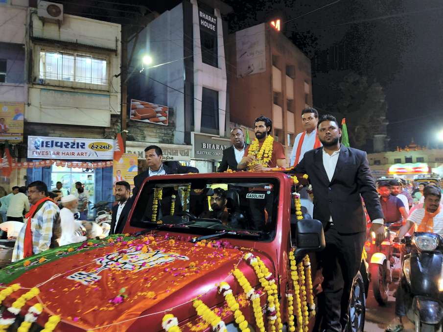 Ravindra Jadeja in election campaign 