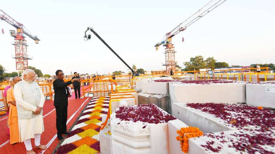 राम मंदिर निर्माण कार्य का अवलोकन करते पीएम मोदी 