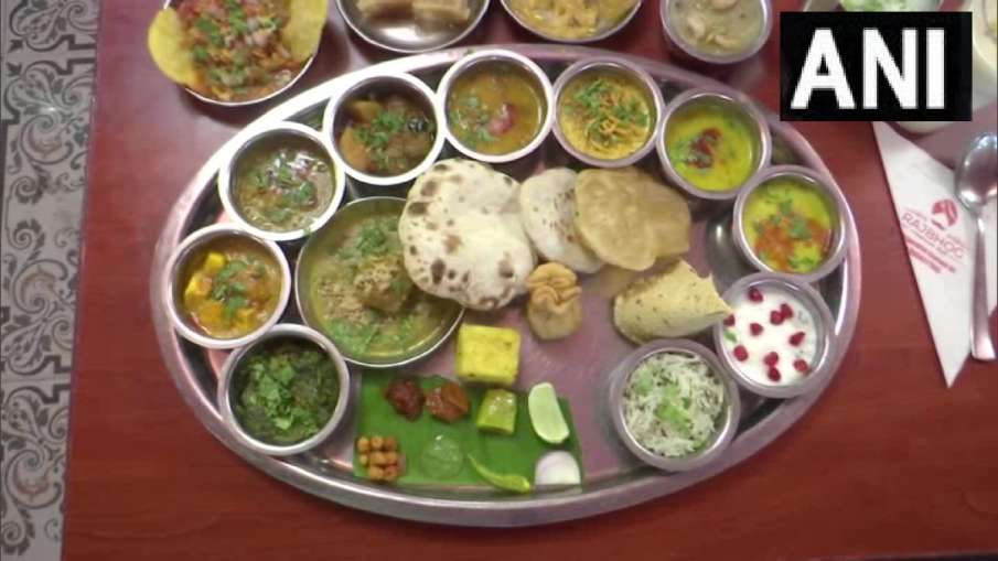 35 व्यंजनों वाली अनलिमिटेड थाली।