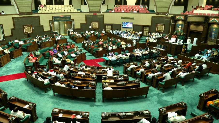 विधानसभा में कांग्रेस द्वारा लाया गया अविश्वास प्रस्ताव गिर गया।