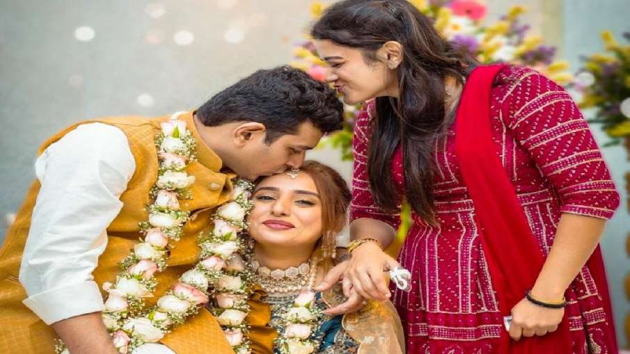 कश्मीर के पहलगाम में मुंबई से आए एक कपल ने शादी रचाई।