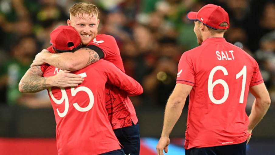Ban Stokes and Adil Rasheed celebrate after T20 World Cup 2022 victory