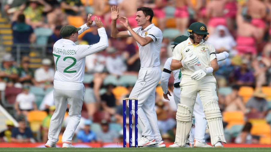 Marco Jansen celebrates with Rassie van der Dussen as Marnus Labuschagne gets out