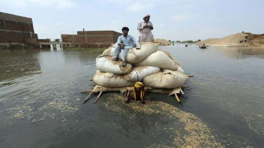 पाकिस्तान में हजारों घरों को बहा ले गई बाढ़