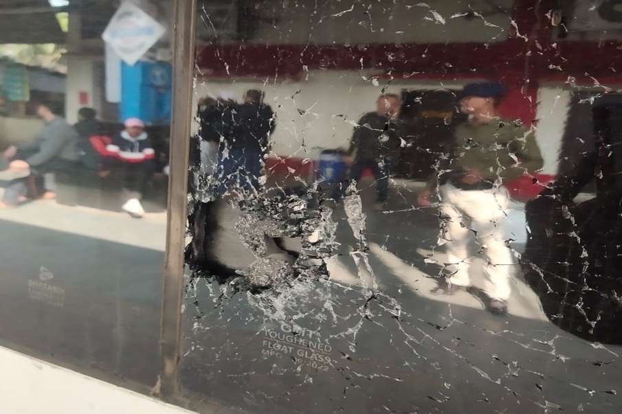 वंदे भारत एक्सप्रेस पर पथराव वंदे भारत एक्सप्रेस पर पथराव