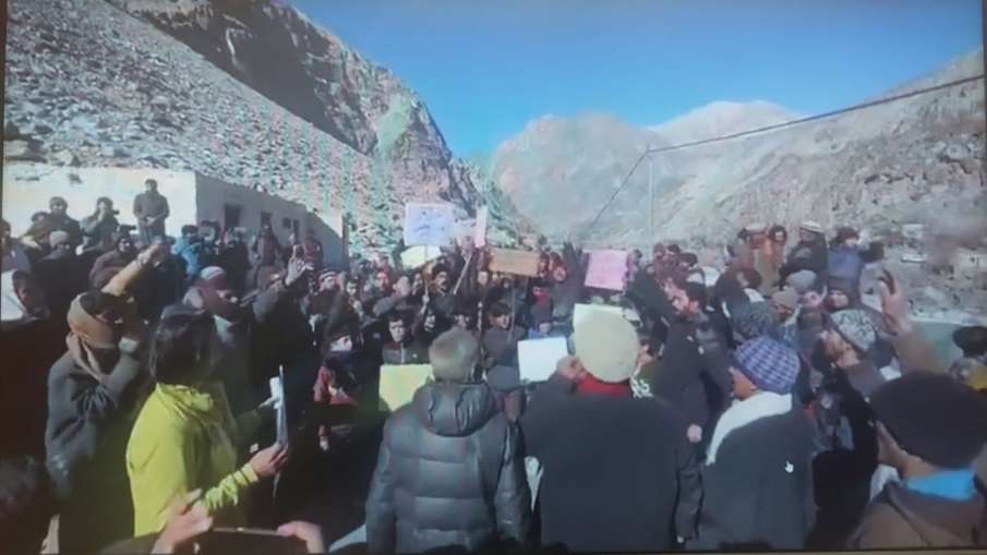 गिलगित और बाल्टिस्तान में पाकिस्तान के खिलाफ प्रदर्शन करते लोग