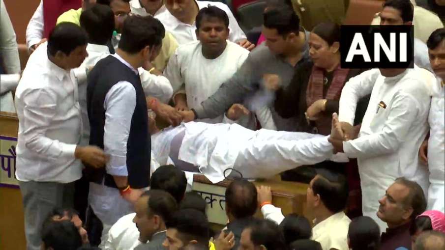  AAP's councilor Ashok Kumar Manu fell in the house due to dizziness