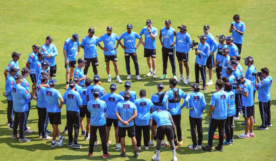 दिल्ली कैपिटल्स के खिलाड़ियों को समझाते कोच रिकी पॉन्टिंग