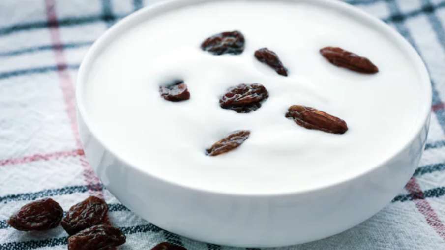 Curd with raisins benefits