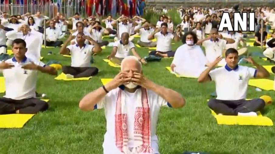 संयुक्त राष्ट्र मुख्यालय में योग करते पीएम मोदी