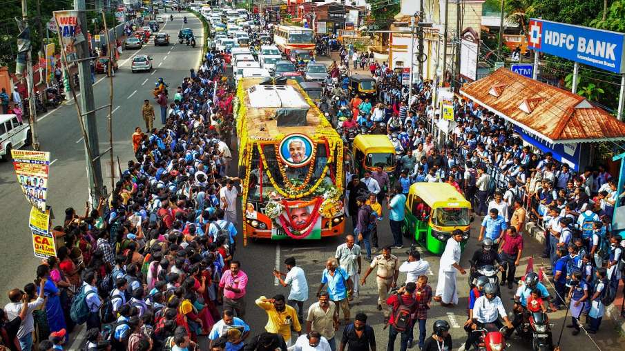 Oommen Chandy's body reached Kottayam