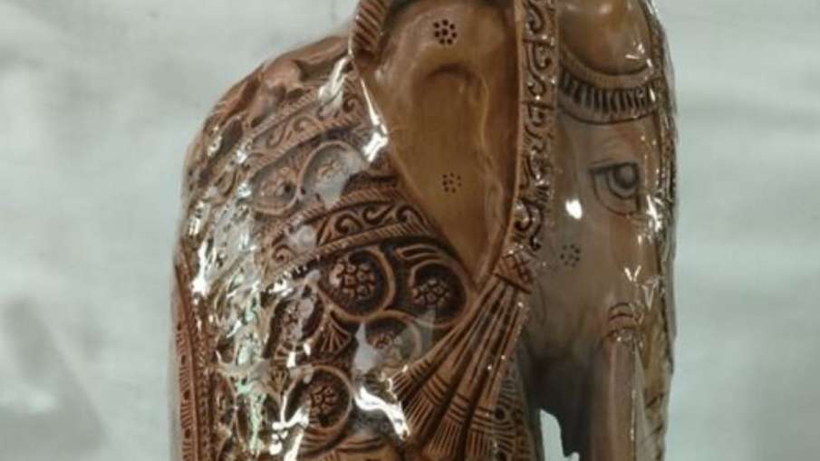 चंदन से बनी सजावटी हाथी की मूर्ति 