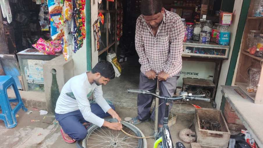 कुछ साल पहले तक पिता के साथ पंचर बनाते थे अहद