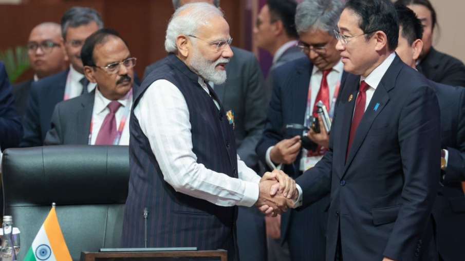 जापान के पीएम फुमियो किशिदा से मिलते प्रधानमंत्री नरेंद्र मोदी। 