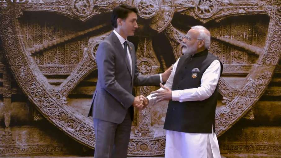 प्रधानमंत्री मोदी से मिलते कनाडा के पीएम जस्टिन ट्रुडो। मगर ट्रुडो का चेहरा उतरा हुआ है।
