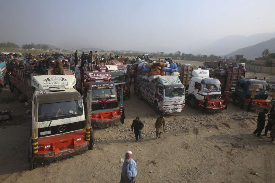 पाकिस्तान अफगान बॉर्डर की ओर बढ़ रहे अफगानी लोग।