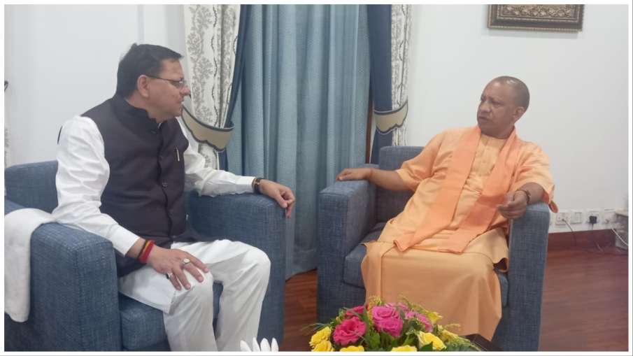 CM Yogi Adityanath meeting with cm pushkar singh dhami in uttarakhand and kedarnath badrinath visit