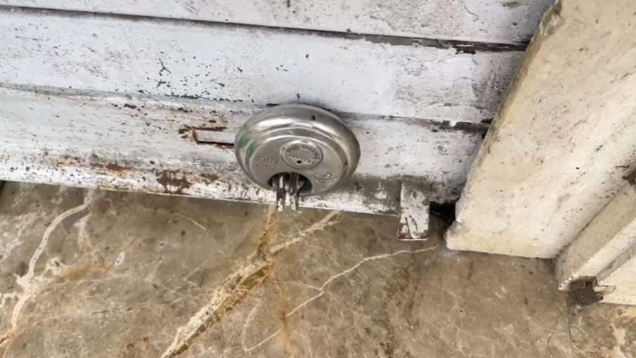 ज्वैलरी शॉप पर लगा ताला