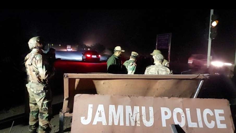 सुरक्षाबलों ने चेकिंग अभियान चलाया