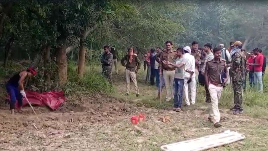 पुलिस ने शव को गड्ढे से बाहर निकाल कर पोस्टमार्टम के लिए भेज दिया।