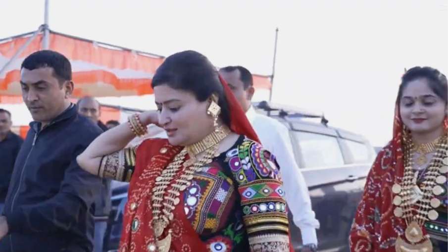 कार्यक्रम स्थल पर पहुंचती महिलाएं।