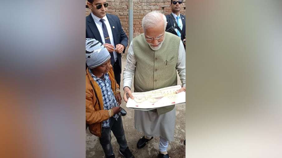 पीएम मोदी ने बच्चों को दिया ऑटोग्राफ।