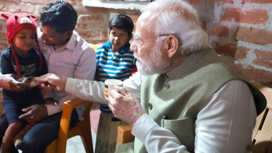 बच्चे से पीएम मोदी ने मिलाया हाथ।
