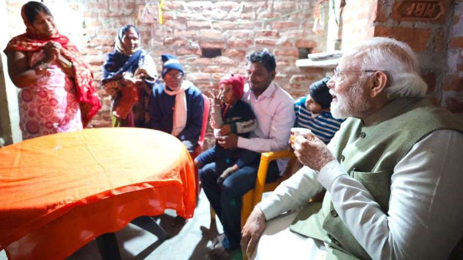 चाय पीते हुए पीएम मोदी ने की चर्चा।
