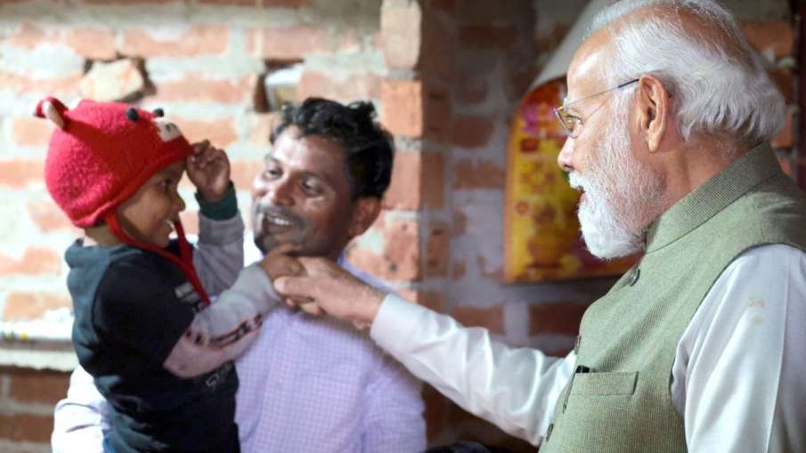 परिवार के सबसे नन्हें सदस्य से मिले पीएम मोदी।