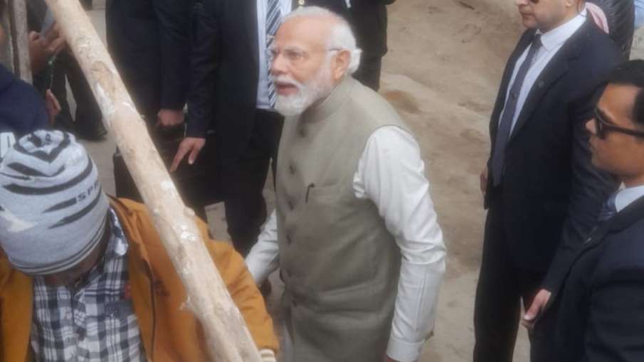अयोध्या की संकरी गलियों से होते हुए पहुंचे पीएम मोदी।