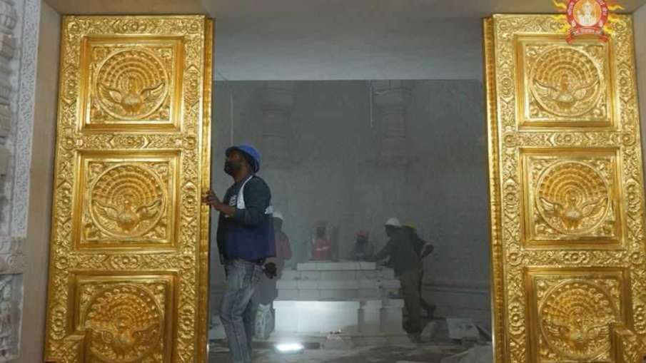 गर्भ गृह के द्वार लग गए सोने के गेट